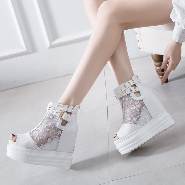 Uus mudel metallist aasade ja pandlaga naiste sandaalid