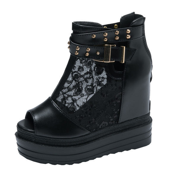 Uus mudel metallist aasade ja pandlaga naiste sandaalid