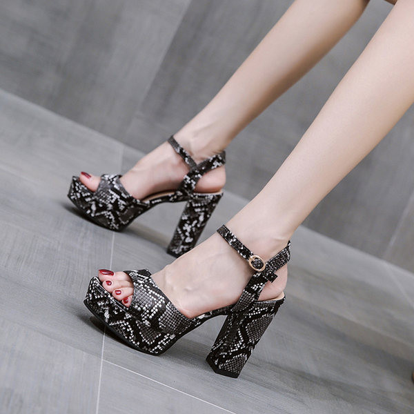 Lihtsa mustriga või paksu kontsaga naiste sandaalid