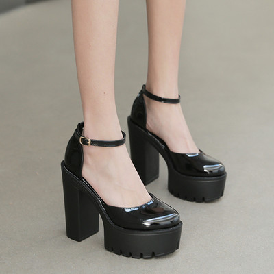 Uus must kareda tallaga naiste kingade mudel