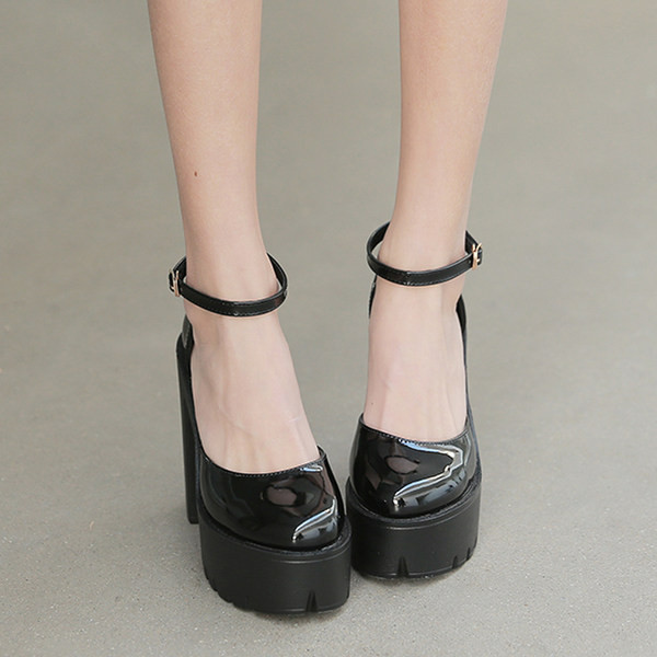 Uus must kareda tallaga naiste kingade mudel