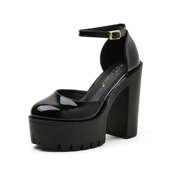 Uus must kareda tallaga naiste kingade mudel