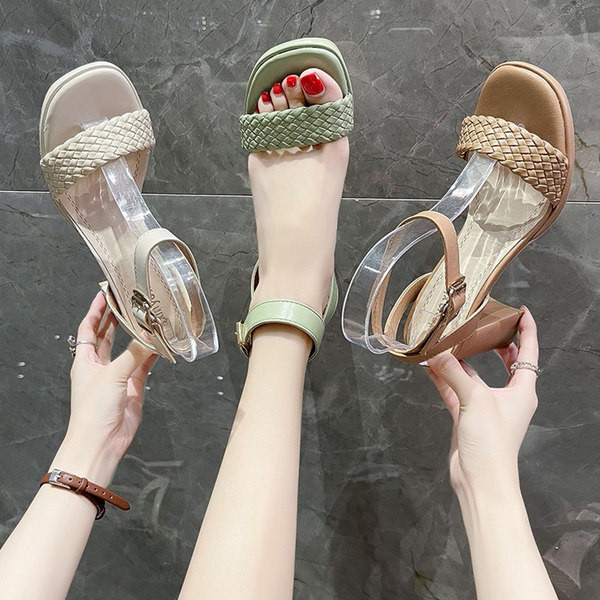 Naiste nahast sandaalid paksu kontsa ja rihmaga