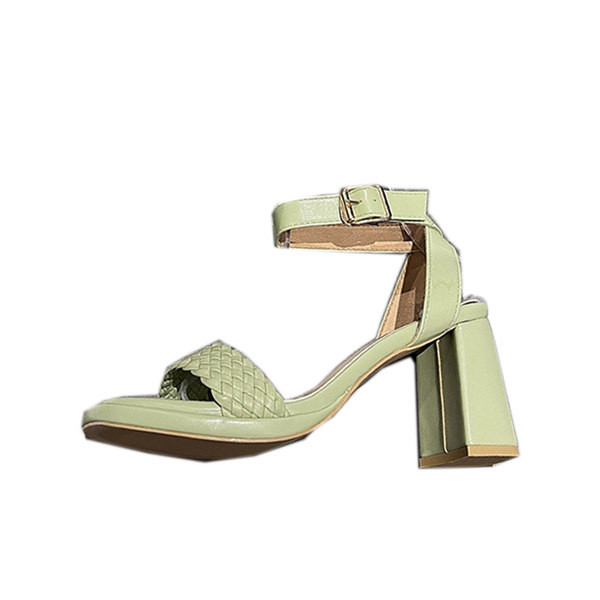 Naiste nahast sandaalid paksu kontsa ja rihmaga