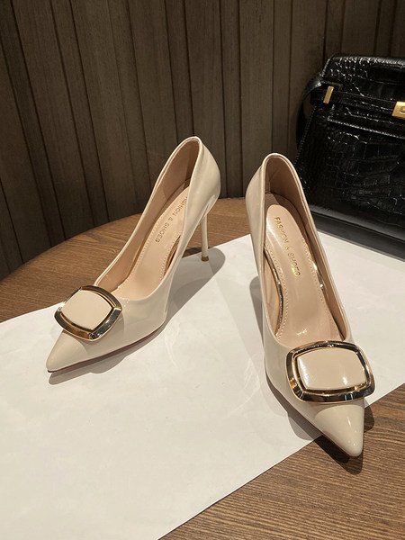 Naiste nahast kingad pandlaga ja 9,5 cm kontsaga