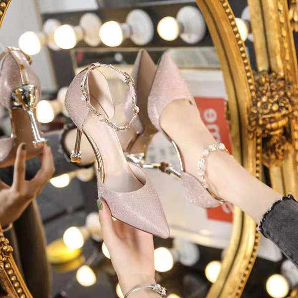 Naiste teravatipulised rihma ja pärlitega kingad