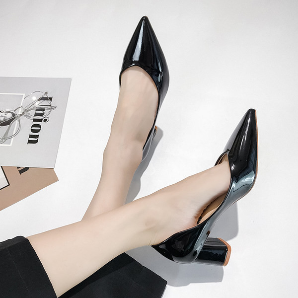 Elegantsed naiste lakknahast kontsaga kingad - terava otsaga mudel