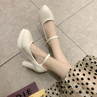 Naiste kõrge kontsaga kingad ökonahast metallist pandlaga