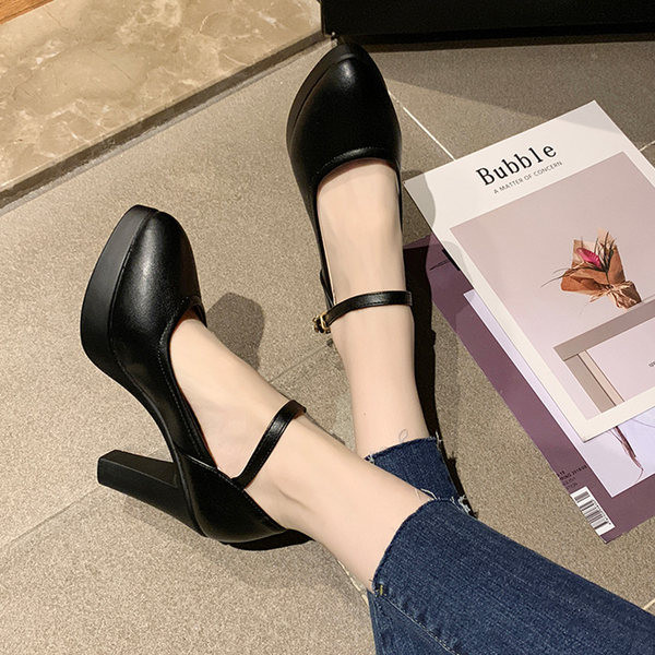 Naiste kõrge kontsaga kingad ökonahast metallist pandlaga