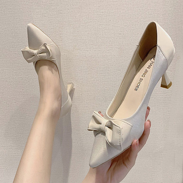 Naiste kingad kontsa ja paelaga