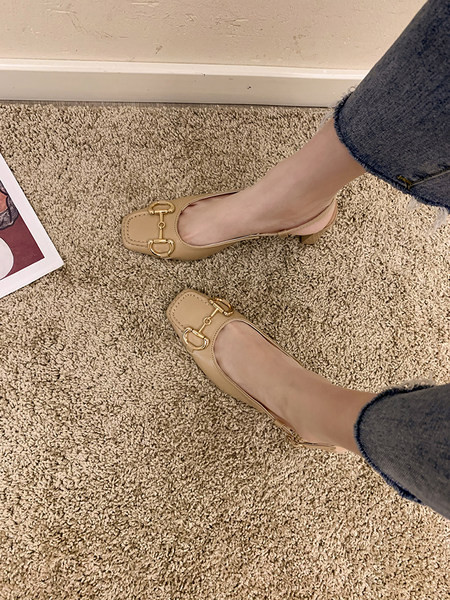 Γυναικεία έκο δερμάτινα παπούτσια με τακούνι 6 εκατοστά και μεταλλικό στοιχείο