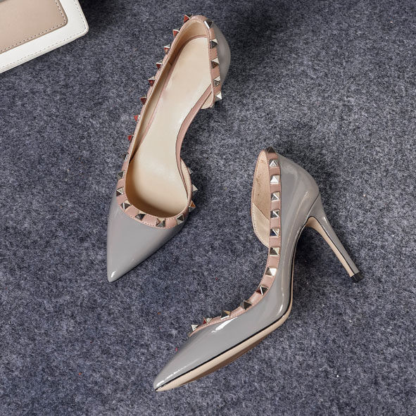 Stiilne naiste kingade terava otsaga neetidega mudel