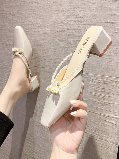 Kandilise kontsaga ja pärlitega naiste kinnised kingad