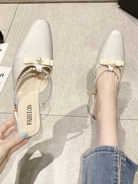 Kandilise kontsaga ja pärlitega naiste kinnised kingad