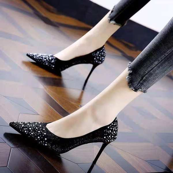 Γυναικεία γυαλιστερά παπούτσια με διακοσμητικές πέτρες και τακούνι