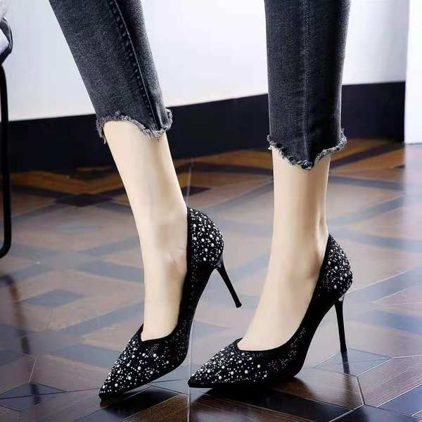 Γυναικεία γυαλιστερά παπούτσια με διακοσμητικές πέτρες και τακούνι