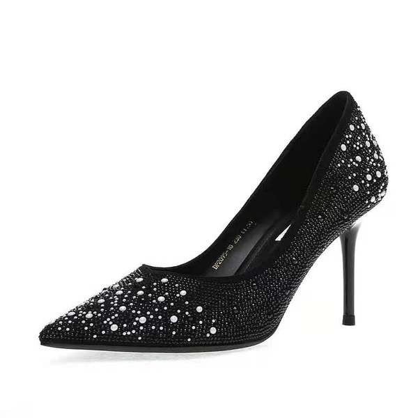 Γυναικεία γυαλιστερά παπούτσια με διακοσμητικές πέτρες και τακούνι