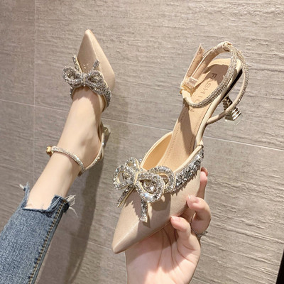 Γυναικεία σανδάλια με λεπτό τακούνι και διακοσμητικές πέτρες