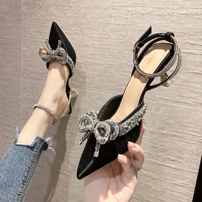 Γυναικεία σανδάλια με λεπτό τακούνι και διακοσμητικές πέτρες