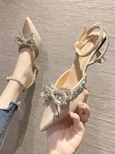 Γυναικεία σανδάλια με λεπτό τακούνι και διακοσμητικές πέτρες