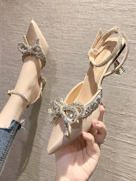 Γυναικεία σανδάλια με λεπτό τακούνι και διακοσμητικές πέτρες