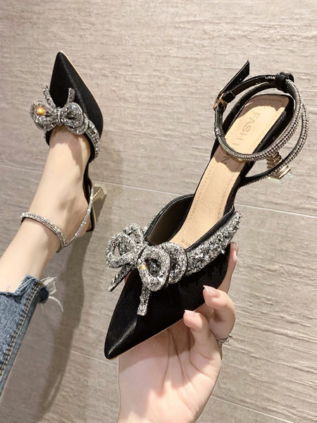 Γυναικεία σανδάλια με λεπτό τακούνι και διακοσμητικές πέτρες