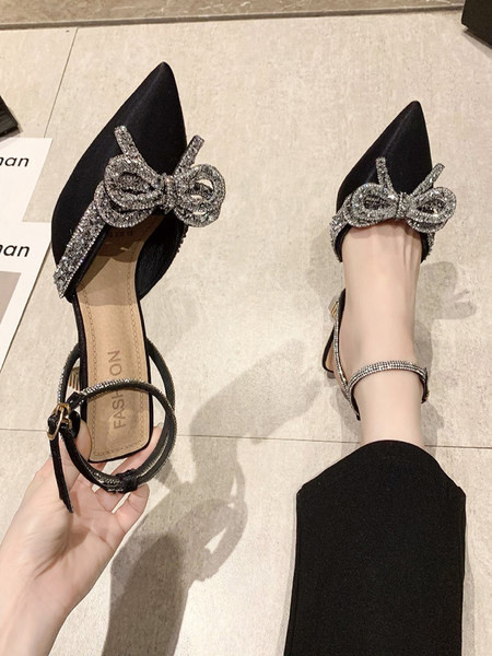 Γυναικεία σανδάλια με λεπτό τακούνι και διακοσμητικές πέτρες