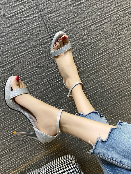 Γυναικεία σανδάλια με γυαλιστερά σωματίδια και λεπτό τακούνι 9,5 cm