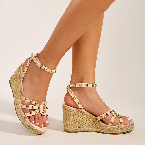 Casual γυναικεία σανδάλια με μεταλλικά πούλια - δύο χρώματα