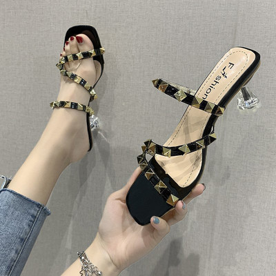 Γυναικείες παντόφλες με λεπτό τακούνι και τρουξ