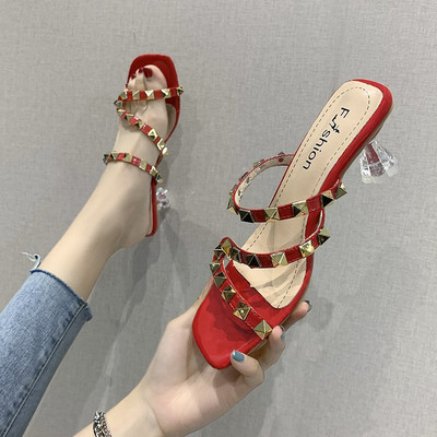 Γυναικείες παντόφλες με λεπτό τακούνι και τρουξ