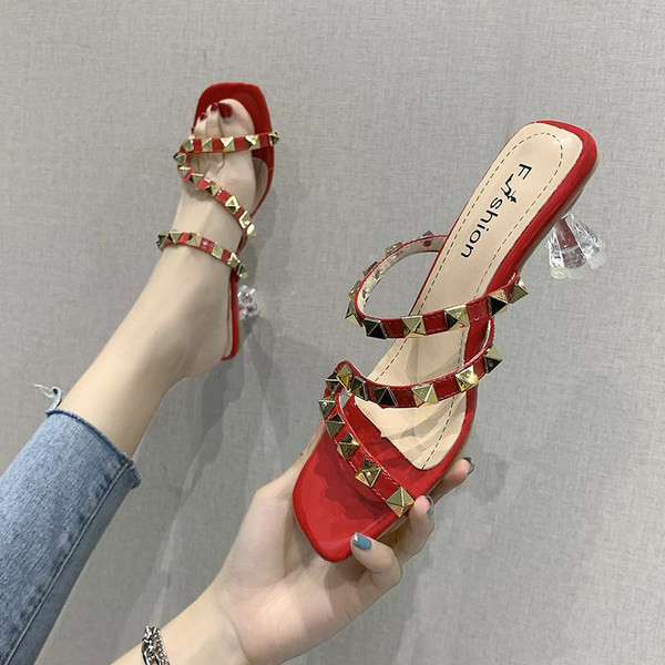 Γυναικείες παντόφλες με λεπτό τακούνι και τρουξ