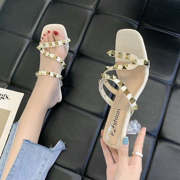 Γυναικείες παντόφλες με λεπτό τακούνι και τρουξ