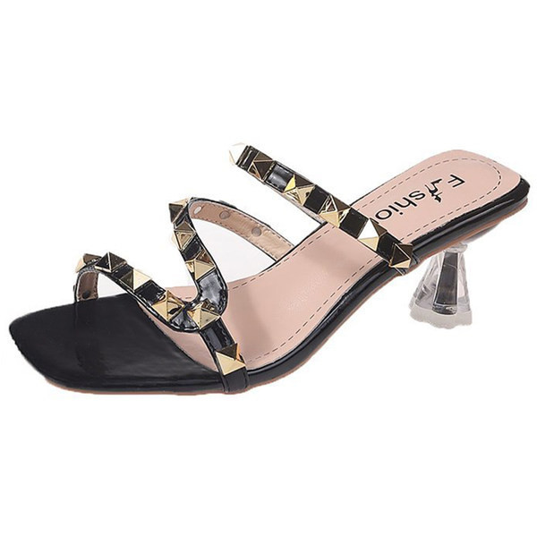 Γυναικείες παντόφλες με λεπτό τακούνι και τρουξ