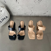 Naiste nahast mustad ja beežid kontsaga sussid