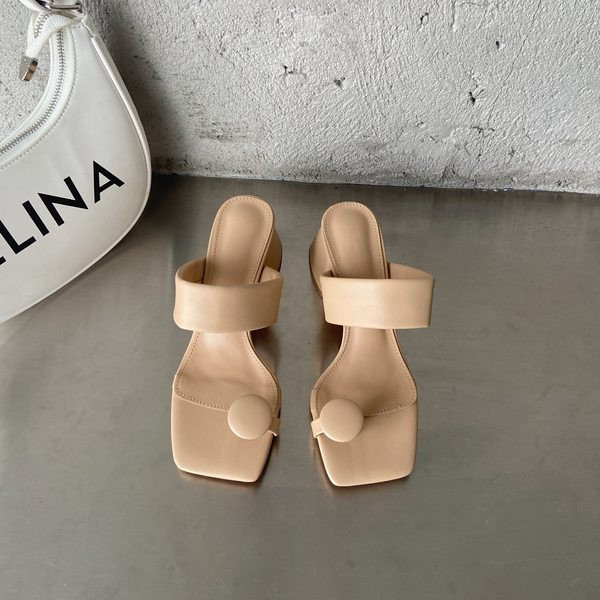 Naiste nahast mustad ja beežid kontsaga sussid