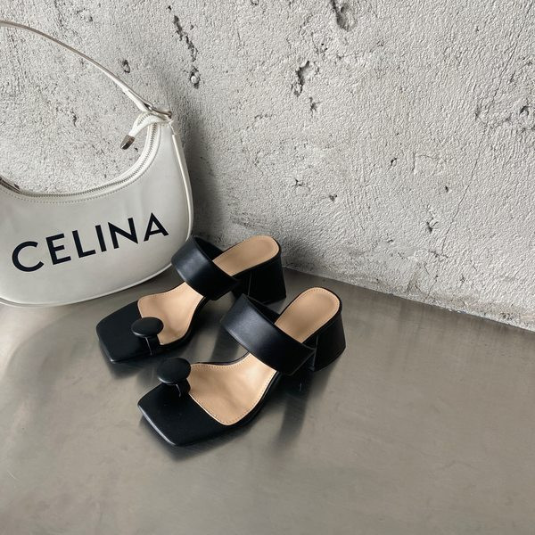 Naiste nahast mustad ja beežid kontsaga sussid