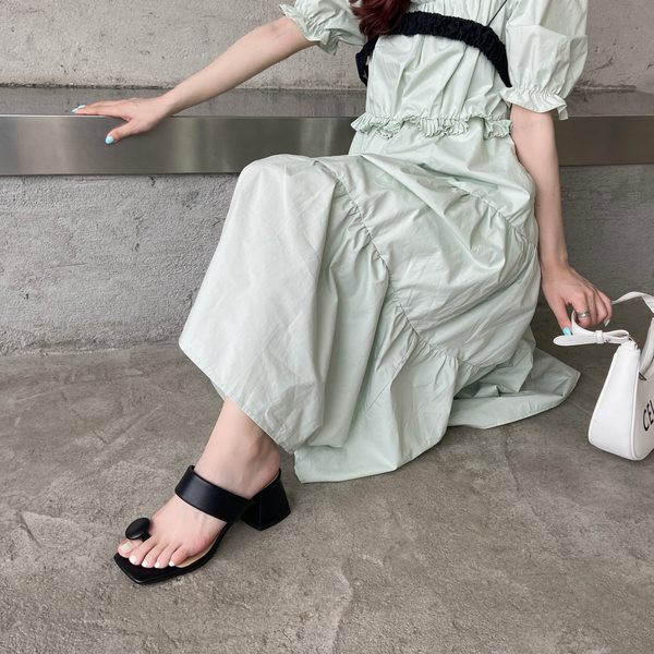 Naiste nahast mustad ja beežid kontsaga sussid