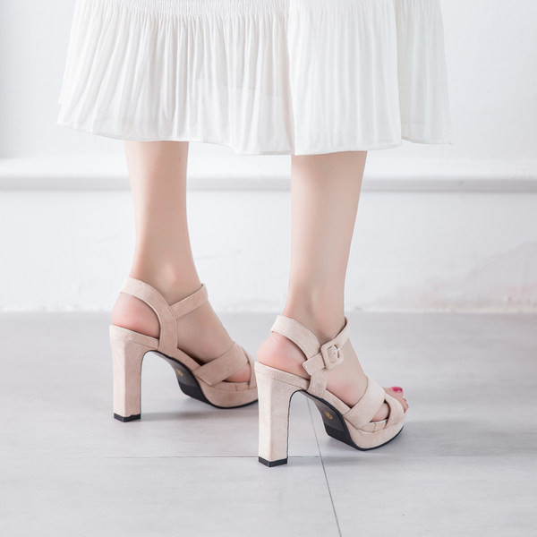 Uus mudel ristatud rihmadega naiste sandaalid öko-seemisnahast