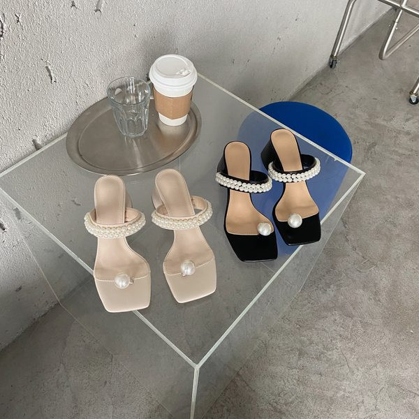 Γυναικείες παντόφλες με τακούνι και πέρλες σε δύο χρώματα