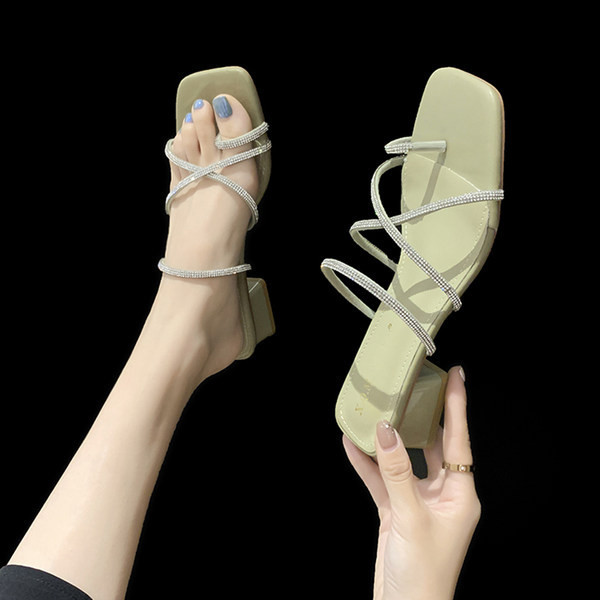 Naiste vabaaja sussid kandilise kontsa ja kivikestega