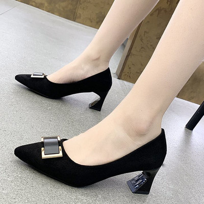 Γυναικεία μοντέρνα παπούτσια με μεταλλική διακόσμηση και τακούνι 6,5 cm