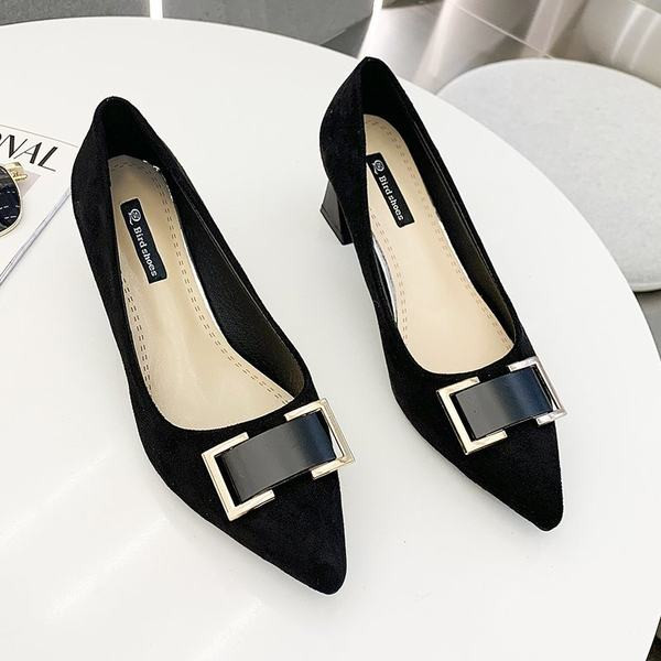 Γυναικεία μοντέρνα παπούτσια με μεταλλική διακόσμηση και τακούνι 6,5 cm