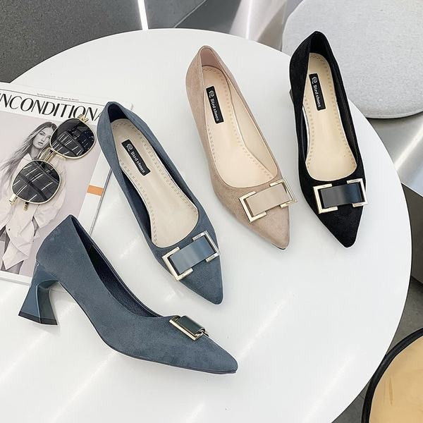 Γυναικεία μοντέρνα παπούτσια με μεταλλική διακόσμηση και τακούνι 6,5 cm