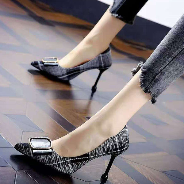 Νέο μοντέλο γυναικεία παπούτσια  με αγκράφα και τακούνι