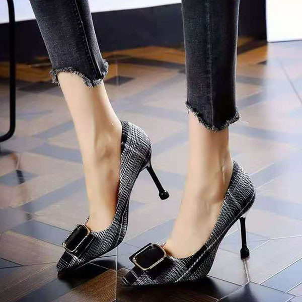 Νέο μοντέλο γυναικεία παπούτσια  με αγκράφα και τακούνι