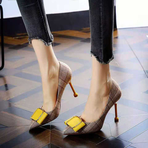 Νέο μοντέλο γυναικεία παπούτσια  με αγκράφα και τακούνι
