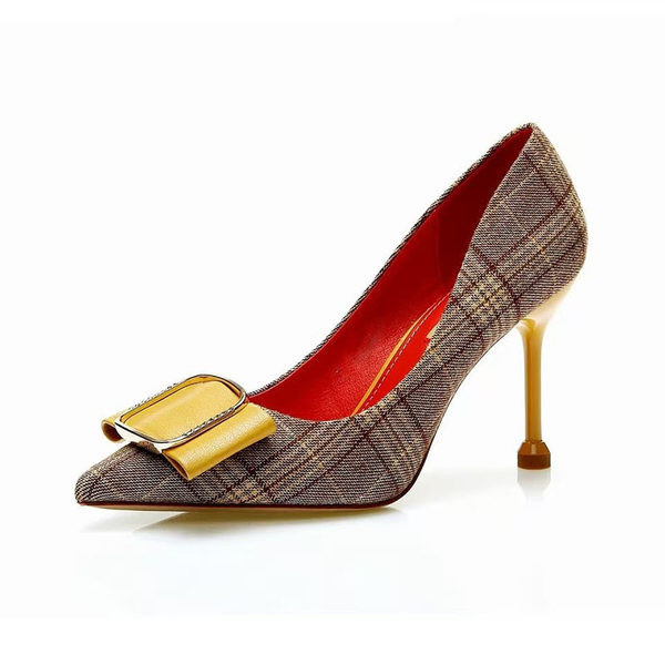 Νέο μοντέλο γυναικεία παπούτσια  με αγκράφα και τακούνι