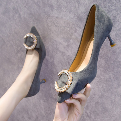 Κομψά γυναικεία παπούτσια με λεπτό τακούνι με διακοσμητική αγκράφα με πέτρες