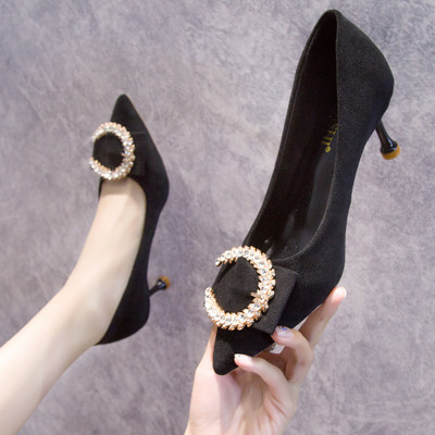 Κομψά γυναικεία παπούτσια με λεπτό τακούνι με διακοσμητική αγκράφα με πέτρες